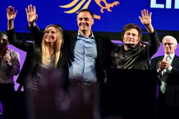Adorni aseguró que fueron "infiltrados" los militantes libertarios que reclamaron su pago por asistir al cierre de campaña
