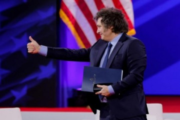 El Presidente mandó a diseñar un atril presidencial similar al de Donald Trump para el domingo de elecciones 