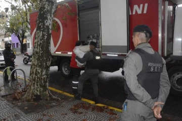 Elecciones porteñas: la Policía porteña realizó el reparto de las urnas en los establecimientos de votación  