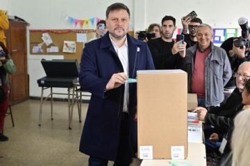 Votó Leandro Santoro y condenó a LLA por la campaña sucia: "No tiene antecedentes"