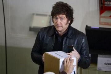 Javier Milei le respondió al PRO por las acusaciones de campaña sucia: "Macri es un llorón"