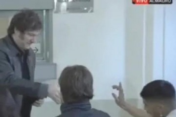 Una autoridad de la mesa donde votó Javier Milei se negó a saludarlo