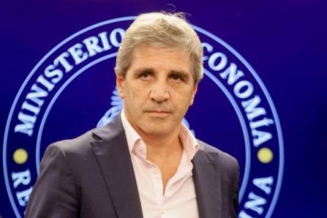 Luis Caputo adelantó que los anuncios de medidas sobre "los dólares del colchón" saldrán "en los próximos días"