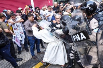 La Iglesia repudió la brutal represión a jubilados y pidió al Gobierno suspenderla y dialogar para una respuesta 