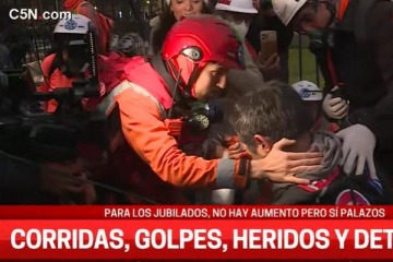 Otra vez represión: tensión y corridas en protestas de jubilados frente al Congreso y un fotografo golpeado