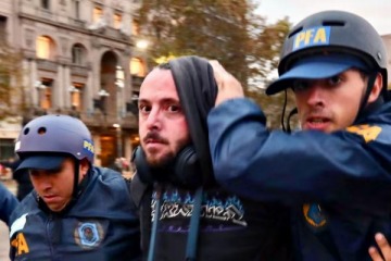 Liberaron al fotógrafo Tomás Cuesta, tras ser detenido durante la marcha de los jubilados en el Congreso