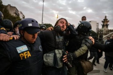 "Sin uniforme ni identificación me rodearon y me tiraron al piso": el relato del fotógrafo que fue detenido durante la marcha de los jubilados