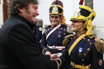A tono con el Día de la Revolución, Javier Milei se vestirá de granadero el 25 de Mayo