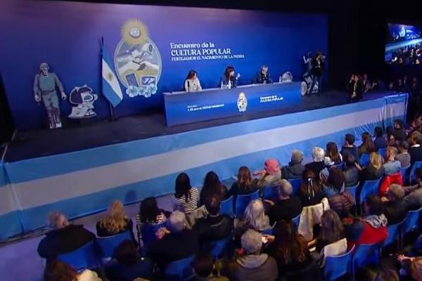 "Están rascando el fondo de la olla porque ya no tienen pesos ni dólares", dijo Cristina contra el gobierno de Milei