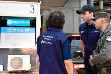 El Gobierno formalizó la reforma migratoria con un DNU que endurece el acceso a la salud y la residencia