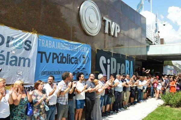 Los trabajadores de la TV Pública irrumpieron el aire con un reclamo al Gobierno: "Pagá los sueldos LPQTP"
