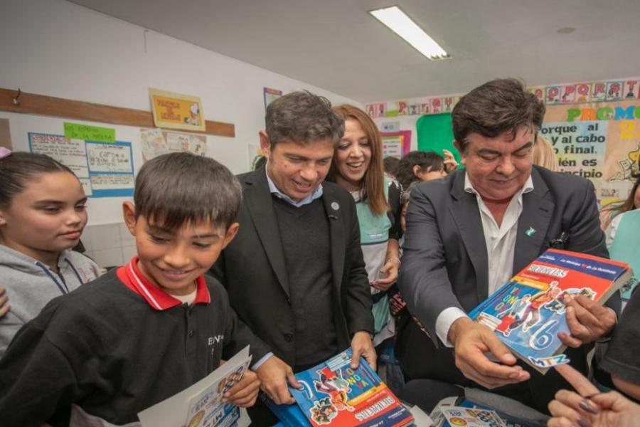 Kicillof y Espinoza encabezaron una jornada en La Matanza donde otorgaron kits escolares a una escuela primaria
