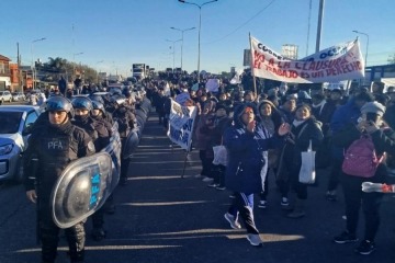 Corte en Puente La Noria: trabajadores de La Salada reclamaron por la reapertura de la feria ante gran presencia policial 