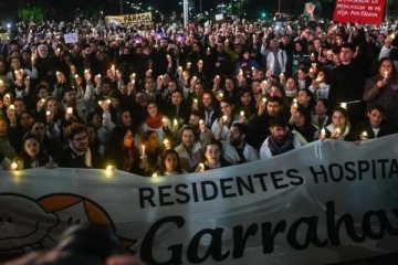 Fue masiva marcha de velas de residentes del Hospital Garrahan en el Obelisco contra el ajuste