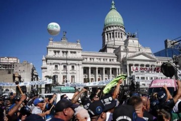 Masiva movilización al Congreso: a los jubilados se suman médicos del Garrahan y el movimiento Ni Una Menos
