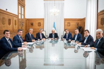 Una a una, las provincias que suscribieron al plan para usar dólares bajo el colchón del Gobierno