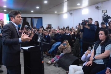 El gobernador Kicillof entregó escrituras gratuitas a familias de General Arenales