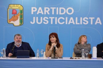 Cristina y senadores peronistas reunidos en la sede del PJ