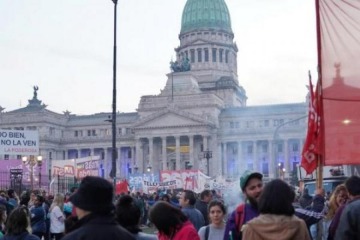 Tras la condena a Cristina: se reúnen jubilados, trabajadores del Garrahan, y estudiantes universitarios en el Congreso