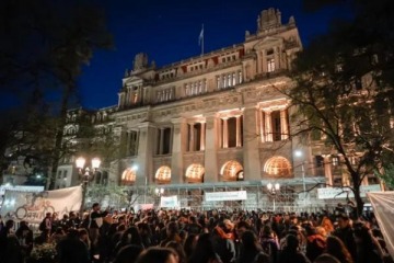 Siguen la vigilia por la condena a CFK y el acampe en Tribunales, mientras se prepara una marcha multitudinaria a Comodoro Py