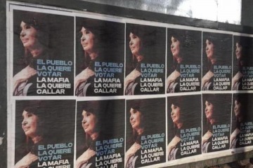 Foto de Con la consigna "El Pueblo la quiere votar, la mafia la quiere callar", La Plata amenci empapelada a favor de CFK