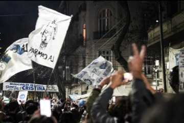 Pese a las bajas temperaturas, cientos de personas se concentran para respaldar a Cristina Kirchner