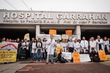 Paro y abrazo simbólico en el Garrahan: profesionales denuncian crisis y exigen mejoras salariales