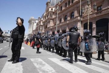Protocolo antipiquetes: la Policía pide DNI en la estación Constitución en medio de la movilización por CFK
