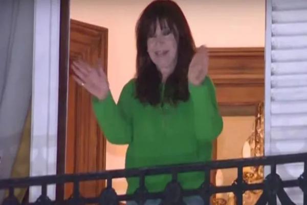 Cristina Kirchner volvió a salir al balcón de su departamento tras la aclaración judicial