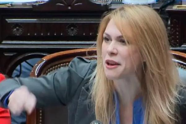 "Provocadora": Lilia Lemoine tuvo que ser escoltada por la policía tras provocar a jubilados en el Congreso