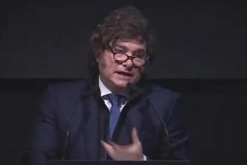 Insólito: con gestos autoritarios, Milei tildó a Kicillof de "Pichón de Stalin"