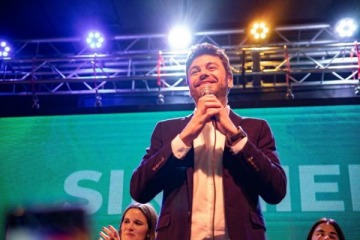 Foto de Juan Monteverde, tras el triunfo: "Rosario vot sin miedo"