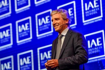 Luis Caputo en el Summit 2025 intentó cautivar inversores: comprá, no te la pierdas, campeón