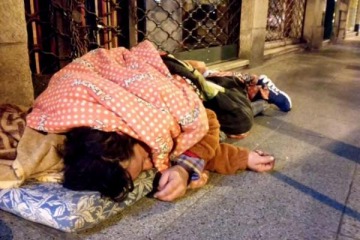 Denuncian al intendente de Mar del Plata por hostigar a personas en situación de calle con una "patota municipal"
