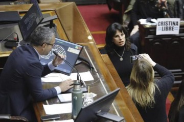 La sesión en Diputados culminó en medio de empujones entre legisladores de LLA y de UP