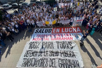 Marcha de residentes del Garrahan a Plaza de Mayo en rechazo al desguace en salud por parte del Gobierno