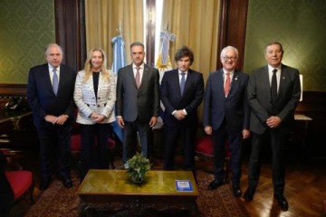 Milei se reunió con Yamandú Orsi en el marco de la cumbre del Mercosur en Buenos Aires
