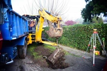 Con la instalación de nuevas cañerías, el Municipio de La Plata avanza con una obra hidráulica clave en Gonnet 