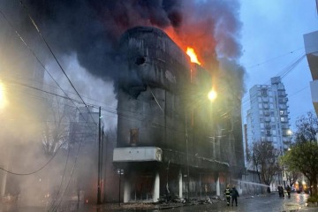 Incendio y derrumbe en La Plata: denuncian que pudo deberse a viejos tanques de combustible sin desactivar