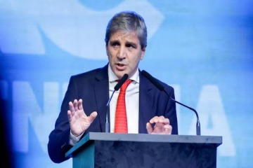 Caputo salió al cruce de los bancos por la suba del dólar y los calificó de "temerosos"