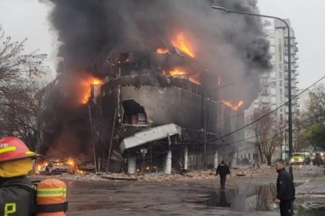 Avanza la causa del incendio y derrumbe en La Plata mientras continúan evacuando 