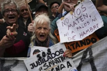 Policías aplicaron el protocolo antipiquetes de Bullrich y reprimieron a jubilados en la marcha a Plaza de Mayo contra los vetos de Milei