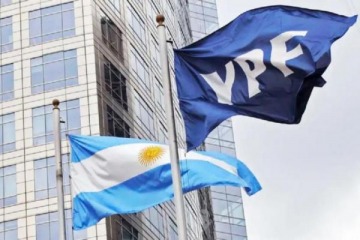 Juicio por YPF: la Justicia de EEUU ordenó la entrega de los celulares de ministros y ex funcionarios argentinos