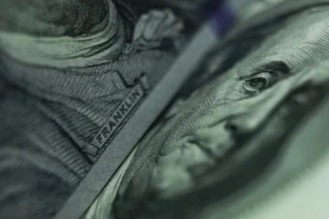 Fuerte salto del dólar oficial: subió $25 y cerró a $1.325 en el nación pese a la supertasa en pesos