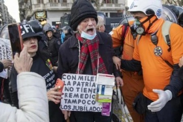 Marcha de jubilados en el Congreso: la Policía reprimió a manifestantes y hay al menos siete detenidos
