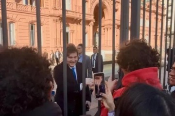 Foto de "No la trates mal a Villarruel": el pedido que ni inmut a Javier Milei ante una multitud en Casa Rosada