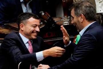 Con la vista al post elecciones, el Gobierno planea crear un interbloque que incluya a diputados del PRO y la UCR
