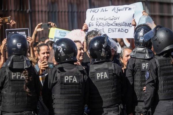 El Gobierno de Milei desplegó un violento operativo en la marcha contra el veto a la emergencia en discapacidad