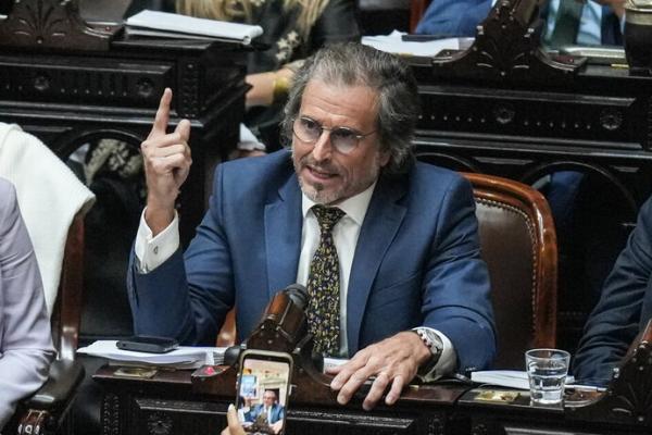 Los congresistas son trogloditas: Diputados libertarios preparan la defensa del veto