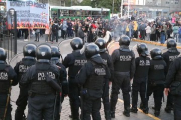 Las fuerzas de seguridad reprimieron una vez más a trabajadores y jubilados que se manifestaron frente al Congreso